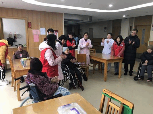 说明: E:\2018年资助育人主题教育活动\“心怀感恩 励志成长”资助育人主题教育活动官微推送材料\电信院师生与老人们唱红歌.jpg