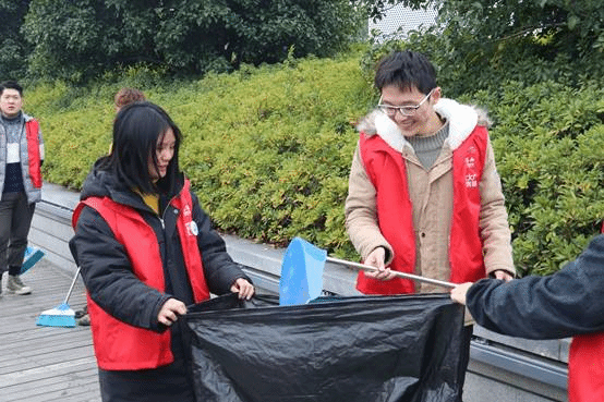 说明: E:\2018年资助育人主题教育活动\“心怀感恩 励志成长”资助育人主题教育活动官微推送材料\商学院同学捡拾垃圾.jpg
